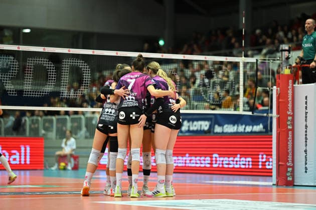 The team of Schwarz Weiß Erfurt Dresdner SC vs Schwarz Weiß Erfurt, 1 Volleyball Bundesliga Damen, season 2025 2026, 20 12 2025 Dresdner SC vs Schwarz Weiß Erfurt, 1 Volleyball Bundesliga Damen, season 2025 2026, 20 12 2025 Dresden Copyright: xEibner-Pressefoto xHoepnerx EP_PHR
