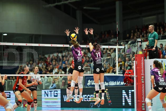 Elizabeth Sandbothe Schwarz Weiß Erfurt, 2 Isabel Kovacic Schwarz Weiß Erfurt, 11 Dresdner SC vs Schwarz Weiß Erfurt, 1 Volleyball Bundesliga Damen, Spielzeit 2025 2026, 20 12 2025 Dresdner SC vs Schwarz Weiß Erfurt, 1 Volleyball Bundesliga Damen, Spielzeit 2025 2026, 20 12 2025 Dresden Copyright: xEibner-Pressefoto xHoepnerx EP_PHR