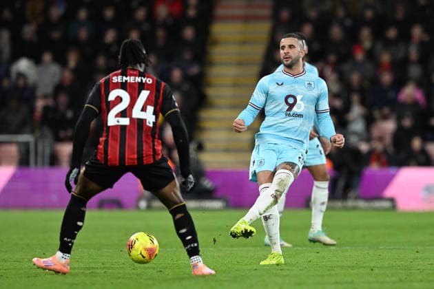 Bournemouth v Burnley, Premier League Kyle Walker (2) of Burnley on the attack during the Premier League match between Bournemouth and Burnley at the Vitality Stadium, Bournemouth, UK on 20 December 2025. Bournemouth Vitality Stadium Dorset UK Editorial use only DataCo restrictions apply See www.football-dataco.com , Copyright: xGrahamxHuntx PSI-23457-0184