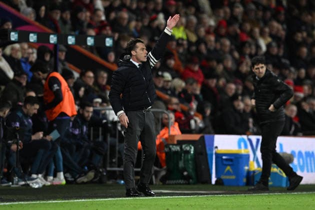 Bournemouth v Burnley, Premier League Burnley manager Scott Parker gestures during the Premier League match between Bournemouth and Burnley at the Vitality Stadium, Bournemouth, UK on 20 December 2025. Bournemouth Vitality Stadium Dorset UK Editorial use only DataCo restrictions apply See www.football-dataco.com , Copyright: xGrahamxHuntx PSI-23457-0188