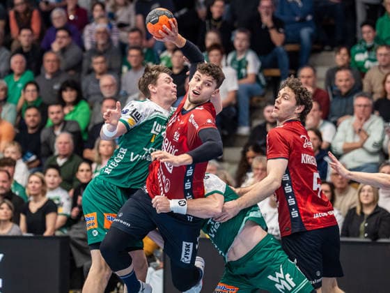 Marko Grgic SG Flensburg Handewitt, 17 prevails against Oskar Sunnefeldt Frisch Auf Goeppingen, 27 and David Schmidt Frisch Auf Goeppingen, 77, Frisch Auf Goeppingen vs SG Flensburg Handewitt, Handball, 1 Bundesliga, Men, Season 2025 2026, 20 12 2025, Frisch Auf Goeppingen vs SG Flensburg Handewitt, Handball, 1 Bundesliga, Men, Season 2025 2026, 20 12 2025 Goeppingen Copyright: xEibner-Pressefoto MichaelxSchmidx EP_MST