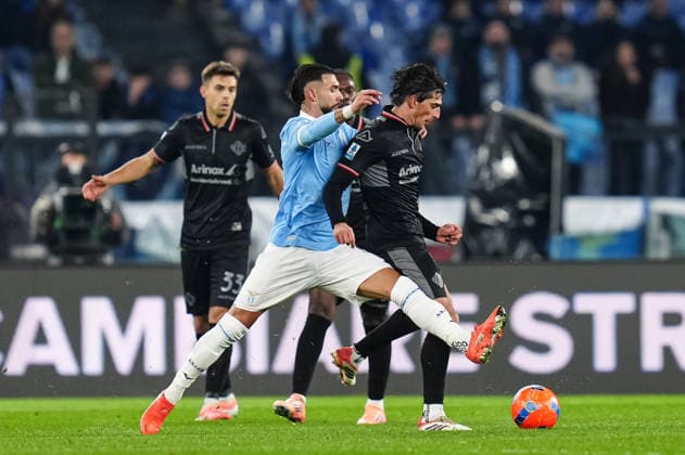 SS Lazio v US Cremonese - Serie A Enilive Taty Castellanos of SS Lazio and Tommaso Barbieri of US Cremonese compete for the ball during the serie Serie A Enilive match between SS Lazio and US Cremonese at Olimpico on December 20, 2025 in Rome, Italy Rome Stadio Olimpico Lazio Italy Copyright: xGiuseppexMaffiax 251220_SerieA_Lazio-Cremonese_00088
