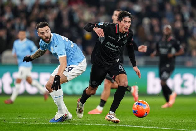 SS Lazio v US Cremonese - Serie A Enilive Tommaso Barbieri of US Cremonese and Mario Gila of SS Lazio compete for the ball during the serie Serie A Enilive match between SS Lazio and US Cremonese at Olimpico on December 20, 2025 in Rome, Italy Rome Stadio Olimpico Lazio Italy Copyright: xGiuseppexMaffiax 251220_SerieA_Lazio-Cremonese_00383