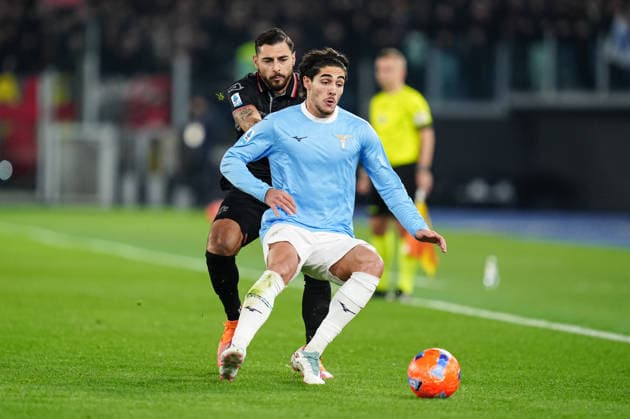 SS Lazio v US Cremonese - Serie A Enilive Matteo Cancellieri of SS Lazio and Giuseppe Pezzella of US Cremonese compete for the ball during the serie Serie A Enilive match between SS Lazio and US Cremonese at Olimpico on December 20, 2025 in Rome, Italy Rome Stadio Olimpico Lazio Italy Copyright: xGiuseppexMaffiax 251220_SerieA_Lazio-Cremonese_09405