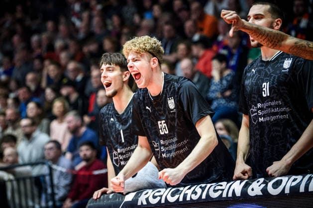 easycredit BBL Basketball Bundesliga 2025 2026 11 Matchday 20 12 2025 Science City Jena vs BMA365 Bamberg Baskets Cheers on the Bamberg bench Nico Höllerl in the middle Sparkassen Arena