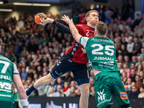 Simon Pytlick SG Flensburg Handewitt, 02 is tripped on a throw from the back by Ludvig Jurmala Astroem Frisch Auf Goeppingen, 25, Frisch Auf Goeppingen vs SG Flensburg Handewitt, Handball, 1 Bundesliga, Men, Season 2025 2026, 20 12 2025, Frisch Auf Goeppingen vs SG Flensburg Handewitt, Handball, 1 Bundesliga, Men, Season 2025 2026, 20 12 2025 Goeppingen Copyright: xEibner-Pressefoto MichaelxSchmidx EP_MST