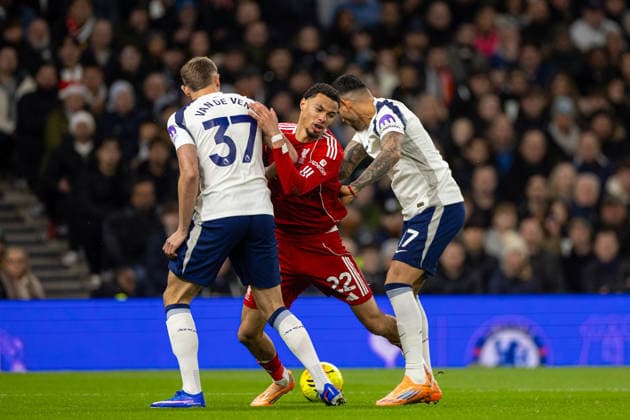 Football - FA Premier League - Tottenham Hotspur FC v Liverpool FC LONDON, ENGLAND - Saturday, December 20, 2025: Liverpool s Hugo Ekitike is challenged by Tottenham Hotspur s Micky van de Ven (L) and Cristian Romero (R) during the FA Premier League match between Tottenham Hotspur FC and Liverpool FC at the Tottenham Hotspur Stadium. (Photo by David Rawcliffe Propaganda) LONDON Tottenham Hotspur Stadium GREATER LONDON ENGLAND  Copyright: xDavidxRawcliffex P2025-12-20-Tottenham_Liverpool-35
