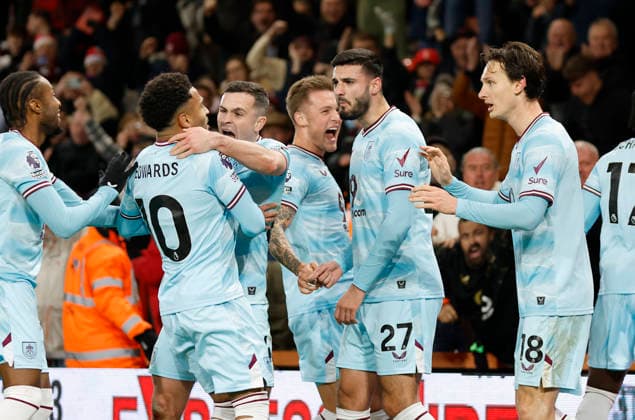 20th December 2025, Bournemouth, Dorset, England; Premier League Football, AFC Bournemouth versus Burnley; Burnley players celebrate after Armando Broja s goal for 1-1  HongboxChen