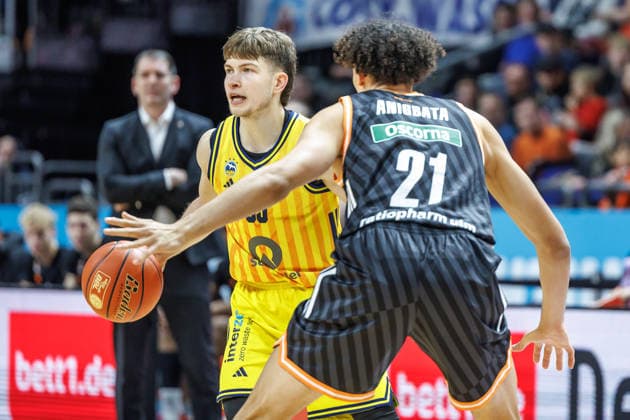 20 12 25, Berlin, Basketball, 1 Bundesliga, easyCredit BBL, Main Round, Matchday 11, Uber Arena ALBA BERLIN ratiopharm Ulm Bennet Hundt ALBA Berlin fights for the ball against Alec Anigbata ratiopharm Ulm ALBA BERLIN ratiopharm Ulm