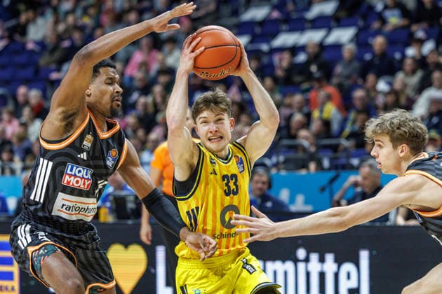20 12 25, Berlin, Basketball, 1 Bundesliga, easyCredit BBL, Main Round, Matchday 11, Uber Arena ALBA BERLIN ratiopharm Ulm Bennet Hundt ALBA Berlin fights for the ball against Justin Simon ratiopharm Ulm ALBA BERLIN ratiopharm Ulm
