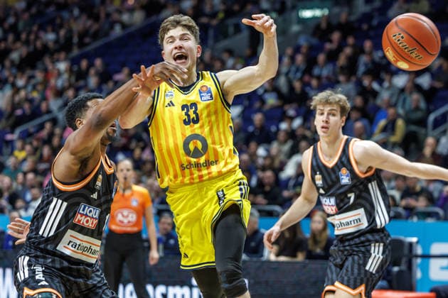 20 12 25, Berlin, Basketball, 1 Bundesliga, easyCredit BBL, Main Round, Matchday 11, Uber Arena ALBA BERLIN ratiopharm Ulm Bennet Hundt ALBA Berlin fights for the ball against Justin Simon ratiopharm Ulm ALBA BERLIN ratiopharm Ulm