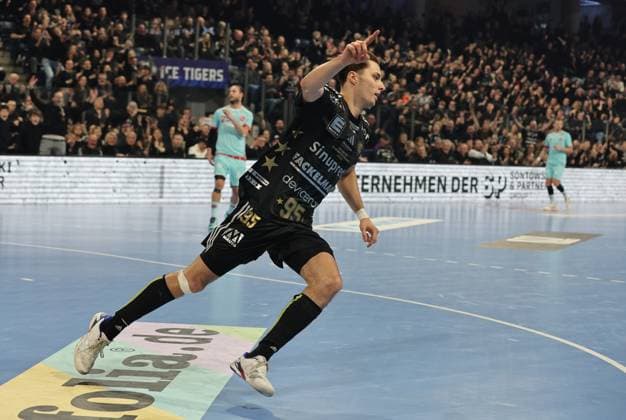 20 12 2025 Handball 1 Bundesliga DAIKIN HBL Season 2025 2026 18 Matchday HC Erlangen Metropolitan Region Nuremberg HCE MT Melsungen DaMa xdaxmax cheers joy Tim Gömmel Goemmel 95, HC Erlangen HCE cheers rejoices joy clenches fists fists