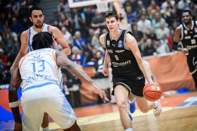 easycredit BBL Basketball Bundesliga 2025 2026 11 Matchday 20 12 2025 Science City Jena vs BMA365 Bamberg Baskets v re on the ball Richard Balint Bamberg vs Alexander Herrera Jena Sparkassen Arena