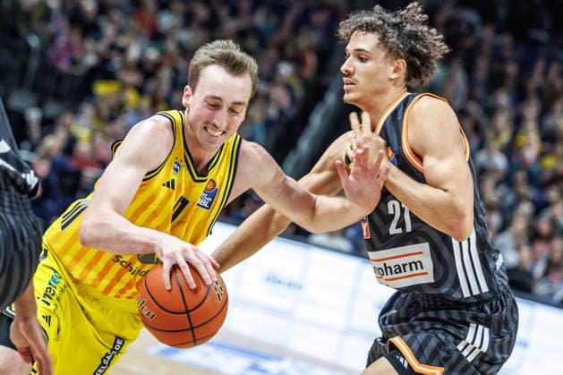 20 12 25, Berlin, Basketball, 1 Bundesliga, easyCredit BBL, Main Round, Matchday 11, Uber Arena ALBA BERLIN ratiopharm Ulm Moses Wood ALBA Berlin fights for the ball against Alec Anigbata ratiopharm Ulm ALBA BERLIN ratiopharm Ulm