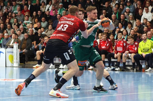 20 12 2025, Germany, Göppingen, Handball DAIKIN HBL, FRISCH AUF Göppingen vs SG Flensburg Handewitt v l Blaz Blagotinsek SG , David Schmidt FAG