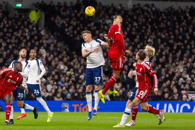 Football - FA Premier League - Tottenham Hotspur FC v Liverpool FC LONDON, ENGLAND - Saturday, December 20, 2025: Liverpool s captain Virgil van Dijk challenges for a header with Tottenham Hotspur s Micky van de Ven (L) during the FA Premier League match between Tottenham Hotspur FC and Liverpool FC at the Tottenham Hotspur Stadium. (Photo by David Rawcliffe Propaganda) LONDON Tottenham Hotspur Stadium GREATER LONDON ENGLAND  Copyright: xDavidxRawcliffex P2025-12-20-Tottenham_Liverpool-41