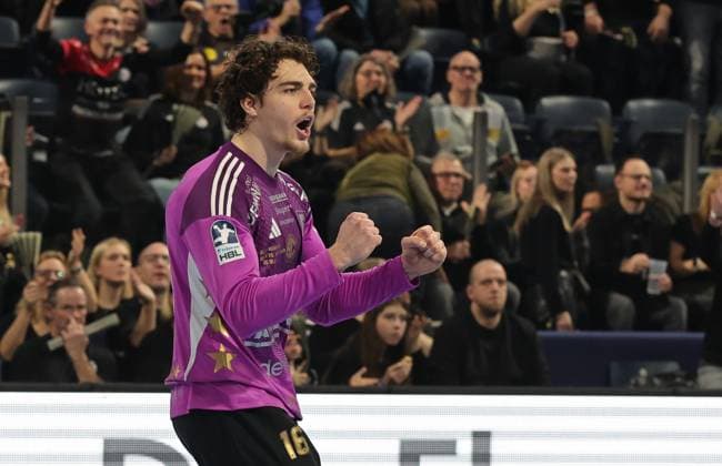 20 12 2025 Handball 1 Bundesliga DAIKIN HBL Season 2025 2026 18 Matchday HC Erlangen Metropolregion Nuremberg HCE MT Melsungen DaMa xdaxmax Tin Herceg 16, HC Erlangen HCE clenches fists fists rejoices joy