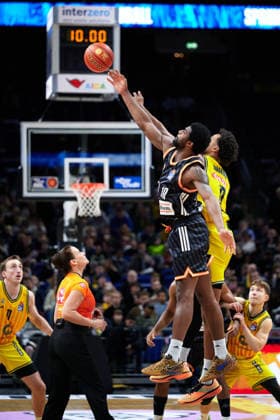 Malik Osborne Ratiopharm Ulm, 10 , Kick-off, GER, ALBA Berlin vs Ratiopharm Ulm, Basketball Men, easy Credit BBL, Season 2025 2026, Matchday 11, 20 12 2025 GER, ALBA Berlin vs Ratiopharm Ulm, Basketball Men, easy Credit BBL, Season 2025 2026, Matchday 11, 20 12 2025 Berlin Copyright: xClaudiusxRauch,xEibner-Pressefotox xClaudiusxRauchx EP_CRH