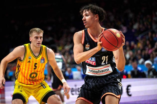 Alec Anigbata Ratiopharm Ulm, 21 , Sam Griesel Alba Berlin, 05 , GER, ALBA Berlin vs Ratiopharm Ulm, Basketball Men, easy Credit BBL, Season 2025 2026, 11 Matchday, 20 12 2025 GER, ALBA Berlin vs Ratiopharm Ulm, Basketball Men, easy Credit BBL, Season 2025 2026, 11 Matchday, 20 12 2025 Berlin Copyright: xClaudiusxRauch,xEibner-Pressefotox xClaudiusxRauchx EP_CRH