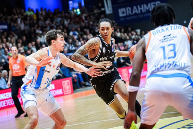 easycredit BBL Basketball Bundesliga 2025 2026 11 Matchday 20 12 2025 Science City Jena vs BMA365 Bamberg Baskets Austin Crowley Bamberg on the ball against Kristofer Krause Jena Sparkassen Arena