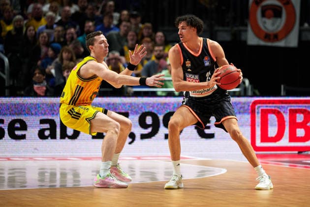 Justin Bean Alba Berlin, 34 , Alec Anigbata Ratiopharm Ulm, 21 , GER, ALBA Berlin vs Ratiopharm Ulm, Basketball Men, easy Credit BBL, Season 2025 2026, 11 Matchday, 20 12 2025 GER, ALBA Berlin vs Ratiopharm Ulm, Basketball Men, easy Credit BBL, Season 2025 2026, 11 Matchday, 20 12 2025 Berlin Copyright: xClaudiusxRauch,xEibner-Pressefotox xClaudiusxRauchx EP_CRH