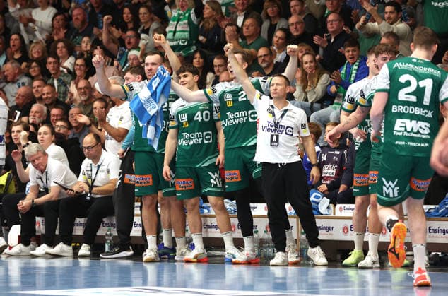 20 12 2025, Germany, Göppingen, Handball DAIKIN HBL, FRISCH AUF Göppingen vs SG Flensburg Handewitt Cheers Co Coach Stefan Klaus FAG