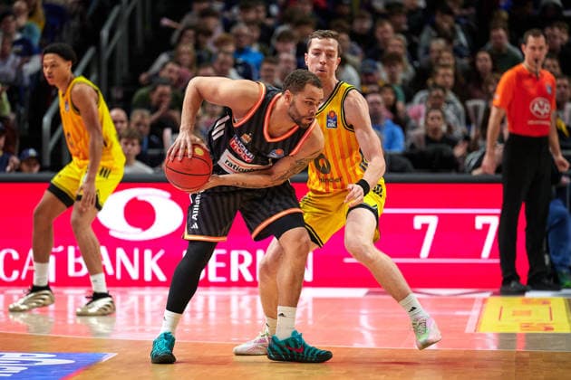 Christopher Ledlum Ratiopharm Ulm, 04 , Justin Bean Alba Berlin, 34 , GER, ALBA Berlin vs Ratiopharm Ulm, Basketball Men, easy Credit BBL, Season 2025 2026, 11 Matchday, 20 12 2025 GER, ALBA Berlin vs Ratiopharm Ulm, Basketball Men, easy Credit BBL, Season 2025 2026, 11 Matchday, 20 12 2025 Berlin Copyright: xClaudiusxRauch,xEibner-Pressefotox xClaudiusxRauchx EP_CRH
