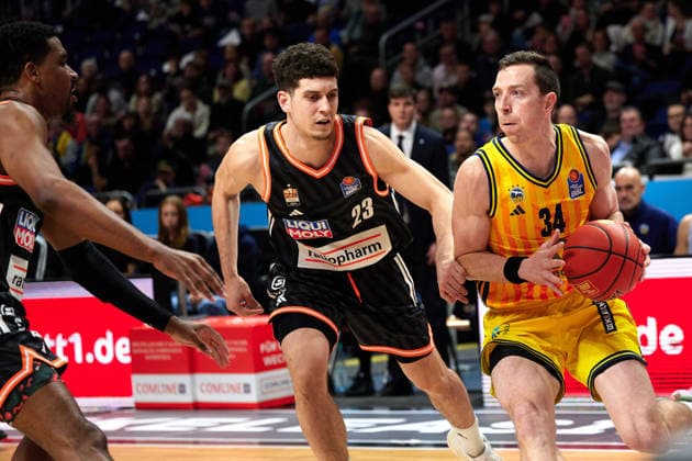 Diego Garavaglia Ratiopharm Ulm, 23 , Justin Bean Alba Berlin, 34 , GER, ALBA Berlin vs Ratiopharm Ulm, Basketball Men, easy Credit BBL, Season 2025 2026, Matchday 11, 20 12 2025 GER, ALBA Berlin vs Ratiopharm Ulm, Basketball Men, easy Credit BBL, Season 2025 2026, Matchday 11, 20 12 2025 Berlin Copyright: xClaudiusxRauch,xEibner-Pressefotox xClaudiusxRauchx EP_CRH