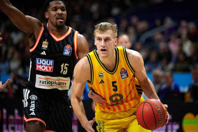 Justin Simon Ratiopharm Ulm, 15 , Sam Griesel Alba Berlin, 05 , GER, ALBA Berlin vs Ratiopharm Ulm, Basketball Men, easy Credit BBL, Season 2025 2026, 11 Matchday, 20 12 2025 GER, ALBA Berlin vs Ratiopharm Ulm, Basketball Men, easy Credit BBL, Season 2025 2026, 11 Matchday, 20 12 2025 Berlin Copyright: xClaudiusxRauch,xEibner-Pressefotox xClaudiusxRauchx EP_CRH