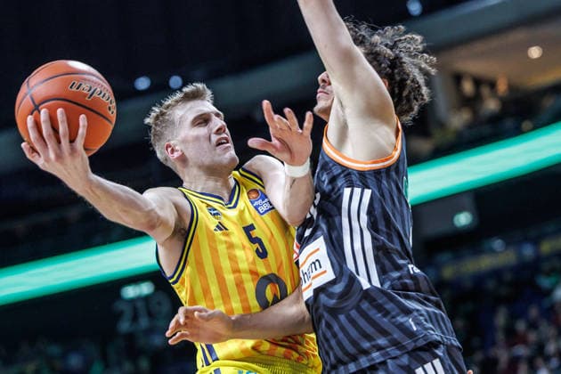 20 12 25, Berlin, Basketball, 1 Bundesliga, easyCredit BBL, Main Round, Matchday 11, Uber Arena ALBA BERLIN ratiopharm Ulm Samuel Griesel ALBA Berlin fights for the ball against Alec Anigbata ratiopharm Ulm ALBA BERLIN ratiopharm Ulm