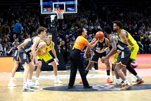 DEU, easyCredit BBL, ALBA vs ratiopharm Ulm, 20 12 2025, Uber Arena, Berlin, DEU, easyCredit BBL, ALBA vs ratiopharm Ulm, in the picture kick-off, referee nordphotoxGmbHx xEngler nph00076