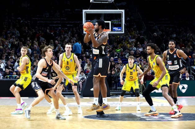 DEU, easyCredit BBL, ALBA vs ratiopharm Ulm, 20 12 2025, Uber Arena, Berlin, DEU, easyCredit BBL, ALBA vs ratiopharm Ulm, in the picture kick-off, ALBA players circle, Malik Osborne ratiopharm Ulm 10 , nordphotoxGmbHx xEngler nph00076