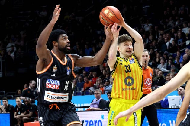 DEU, easyCredit BBL, ALBA vs ratiopharm Ulm, 20 12 2025, Uber Arena, Berlin, DEU, easyCredit BBL, ALBA vs ratiopharm Ulm, pictured Bennet Hundt ALBA Berlin 33 , Malik Osborne ratiopharm Ulm 10 nordphotoxGmbHx xEngler nph00076