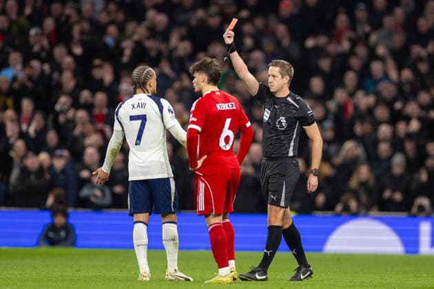 Football - FA Premier League - Tottenham Hotspur FC v Liverpool FC LONDON, ENGLAND - Saturday, December 20, 2025: Referee John Brooks shows Tottenham Hotspur s Xavi Simons (L) a red card following a VAR check for serious foul play during the FA Premier League match between Tottenham Hotspur FC and Liverpool FC at the Tottenham Hotspur Stadium. (Photo by David Rawcliffe Propaganda) LONDON Tottenham Hotspur Stadium GREATER LONDON ENGLAND  Copyright: xDavidxRawcliffex P2025-12-20-Tottenham_Liverpool-51
