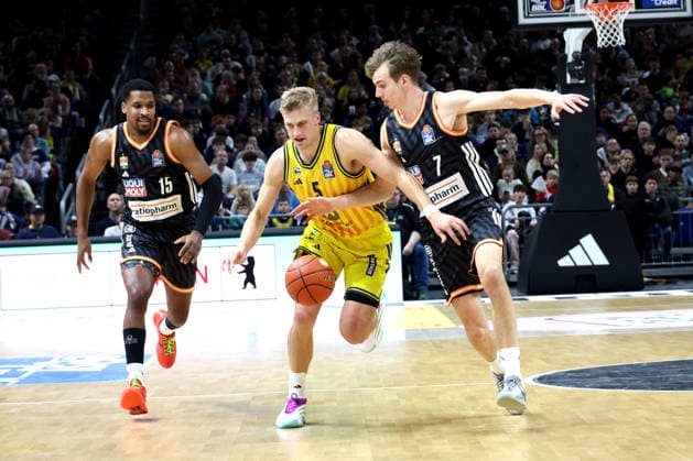 DEU, easyCredit BBL, ALBA vs ratiopharm Ulm, 20 12 2025, Uber Arena, Berlin, DEU, easyCredit BBL, ALBA vs ratiopharm Ulm, pictured Sam Griesel ALBA Berlin 5 , Justin Simon ratiopharm Ulm 15 , Tobias Jensen ratiopharm Ulm 7 nordphotoxGmbHx xEngler nph00076