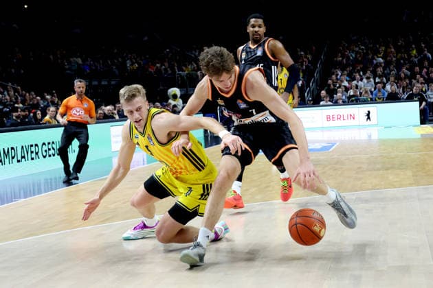 DEU, easyCredit BBL, ALBA vs ratiopharm Ulm, 20 12 2025, Uber Arena, Berlin, DEU, easyCredit BBL, ALBA vs ratiopharm Ulm, pictured Sam Griesel ALBA Berlin 5 , Tobias Jensen ratiopharm Ulm 7 nordphotoxGmbHx xEngler nph00076