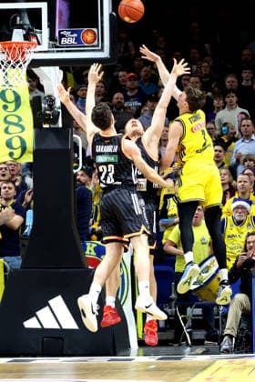 DEU, easyCredit BBL, ALBA vs ratiopharm Ulm, 20 12 2025, Uber Arena, Berlin, DEU, easyCredit BBL, ALBA vs ratiopharm Ulm, pictured Alex OÕConnell ALBA Berlin 3 , Diego Garavaglia ratiopharm Ulm 23 , Christian Sengfelder ratiopharm Ulm 43 nordphotoxGmbHx xEngler nph00076