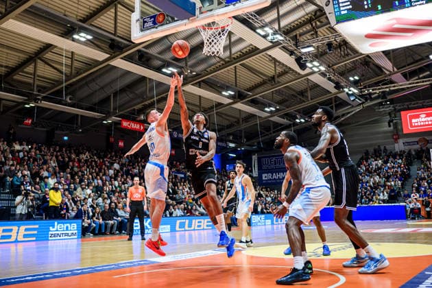easycredit BBL Basketball Bundesliga 2025 2026 11. Spieltag 20.12.2025 Science City Jena vs BMA365 Bamberg Baskets v.li. Joe Wieskamp (Jena) im Duell gegen Demarcus Demonia (Bamberg) Sparkassen Arena