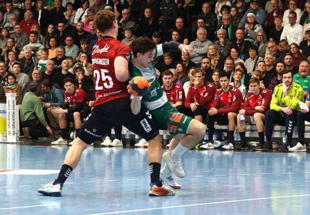 20 12 2025, Germany, Göppingen, Handball DAIKIN HBL, FRISCH AUF Göppingen vs SG Flensburg Handewitt v l Lukas Jorgensen SG , Oskar Sunnefeldt FAG