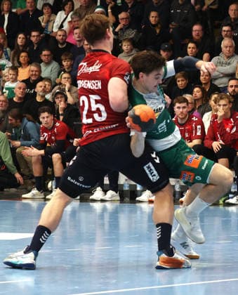 20 12 2025, Germany, Göppingen, Handball DAIKIN HBL, FRISCH AUF Göppingen vs SG Flensburg Handewitt v l Lukas Jorgensen SG , Oskar Sunnefeldt FAG