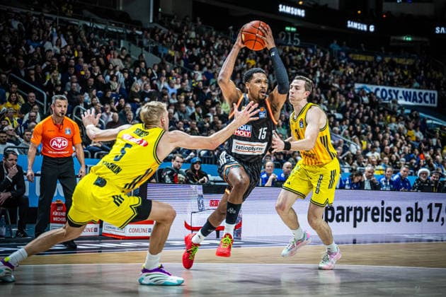 Basketball Berlin 20 12 2025 Season 2025 2026 EasyCredit BBL 1 Bundesliga Men, Men Alba Berlin ratiopharm Ulm Justin Simon Ulm, No 15 Sam Griesel Alba Berlin, No 05