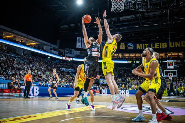 Basketball Berlin 20 12 2025 Season 2025 2026 EasyCredit BBL 1 Bundesliga Men, Men Alba Berlin ratiopharm Ulm Christopher Ledlum Ulm, No 04 Justin Bean Alba Berlin, No 34