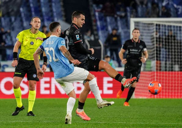 December 20, 2025, Roma, Roma: Lazio™s Danilo Cataldi (L) and Cremonese s Federico Bonazzoli in action during the Italian Serie A soccer match between SS Lazio vs US Cremonese at the Olimpico stadium in Rome, Italy, 20 December 2025. ANSA GIUSEPPE LAMI. Serie A Soccer Match Between SS Lazio Vs US Cremonese  - ZUMAa110 20251220_zaf_a110_028 Copyright: xGiuseppexLamix