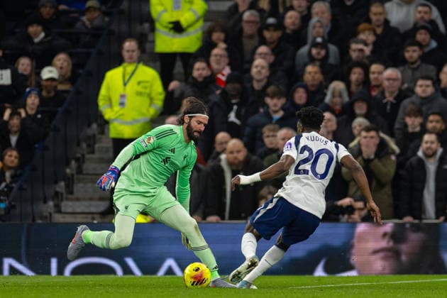 Football - FA Premier League - Tottenham Hotspur FC v Liverpool FC LONDON, ENGLAND - Saturday, December 20, 2025: Liverpool s goalkeeper Alisson Becker makes a save under pressure from Tottenham Hotspur s Mohammed Kudus (R) during the FA Premier League match between Tottenham Hotspur FC and Liverpool FC at the Tottenham Hotspur Stadium. (Photo by David Rawcliffe Propaganda) LONDON Tottenham Hotspur Stadium GREATER LONDON ENGLAND  Copyright: xDavidxRawcliffex P2025-12-20-Tottenham_Liverpool-57
