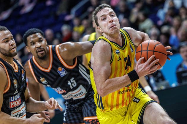 20 12 25, Berlin, Basketball, 1 Bundesliga, easyCredit BBL, Main Round, Matchday 11, Uber Arena ALBA BERLIN ratiopharm Ulm Justin Bean ALBA Berlin runs around the court with the ball ALBA BERLIN ratiopharm Ulm