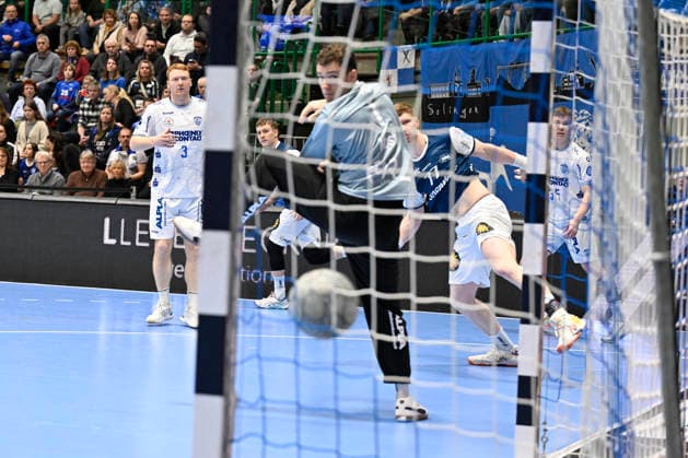 DAIKIN 1 Handball Bundesliga 25 26 18 Matchday Bergischer HC TBV Lemgo Lippe on 20 12 2025 at the Uni Halle in Wuppertal Johannes Wasielewski 77 Bergischer HC successful against goalkeeper Constantin Möstl 1 TBV Lemgo WD