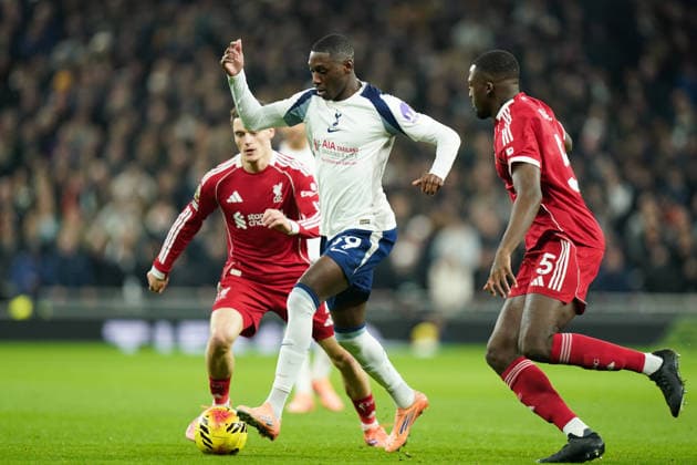 Tottenham Hotspur v Liverpool, Premier League Randal Kolo Muani of Tottenham Hotspur under pressure from Florian Wirtz of Liverpool and Ibrahima KonatÃ of Liverpool during the Tottenham Hotspur v Liverpool Premier League match at the Tottenham Hotspur Stadium, London, England on 20 December 2025 Credit: Dylan Hepworth Every Second Media Editorial use only. All images are copyright Every Second Media Limited. No images may be reproduced without prior permission. All rights reserved. Premier League and Football League images are subject to licensing agreements with Football DataCo Limited. see https: www.football-dataco.com Copyright: xIMAGO EveryxSecondxMediax ESM-1717-0044 DylanxHepworthx xEveryxSecondxMediax
