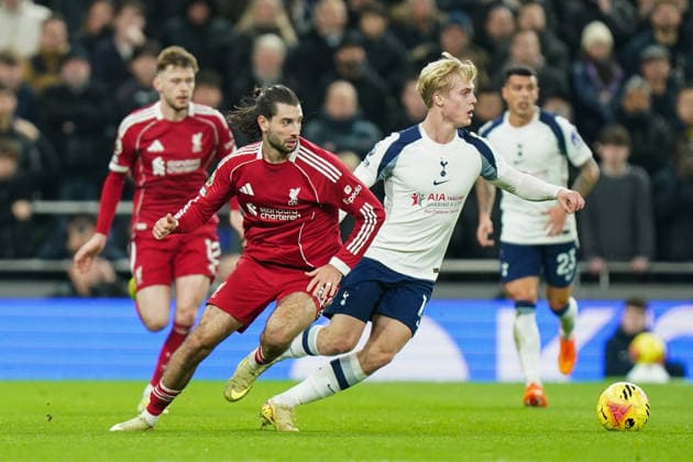 Tottenham Hotspur v Liverpool, Premier League Lucas Bergvall of Tottenham Hotspur under pressure from Dominik Szoboszlai of Liverpool during the Tottenham Hotspur v Liverpool Premier League match at the Tottenham Hotspur Stadium, London, England on 20 December 2025 Credit: Dylan Hepworth Every Second Media Editorial use only. All images are copyright Every Second Media Limited. No images may be reproduced without prior permission. All rights reserved. Premier League and Football League images are subject to licensing agreements with Football DataCo Limited. see https: www.football-dataco.com Copyright: xIMAGO EveryxSecondxMediax ESM-1717-0048 DylanxHepworthx xEveryxSecondxMediax