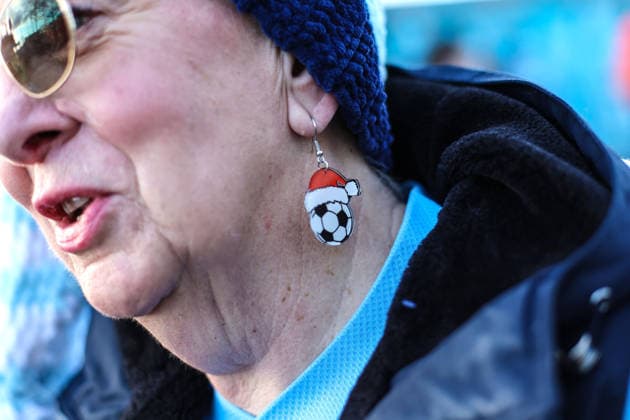 Man City gegen West Ham 20. Dezember 2025, Manchester Premier League Fußball Manchester City gegen West Ham United Ein Fan von Manchester City mit Weihnachtsfußball-Ohrringen Foto Charlotte Wilson Abseits Manchester UK  Copyright: xCharlottexWilsonx xOffsidexOffside