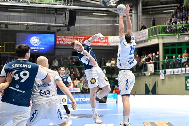 DAIKIN 1 Handball Bundesliga 25 26 18 Matchday Bergischer HC TBV Lemgo Lippe on 20 12 2025 at the Uni Halle in Wuppertal Johannes Wasielewski 77 Bergischer HC with the sp against Hendrik Wagner 28 TBV Lemgo WD